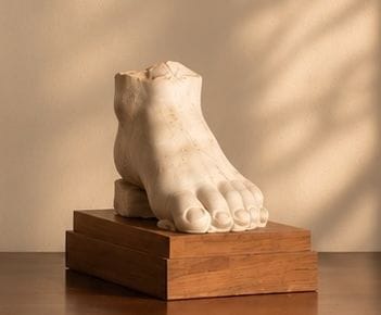 FOOT FRAGMENT
made of white marble
Roman...