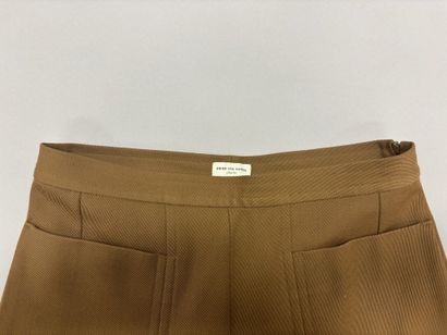DRIES VAN NOTEN. 
Pantalon de tailleur Camel....