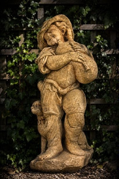 JOUEUR DE CORNEMUSE 
en marbre sculpté en...