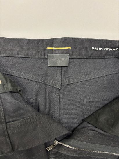 SAINT-LAURENT, Paris. 
Pantalon en jeans...