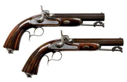 Paire de pistolets de combat d'officier signés...