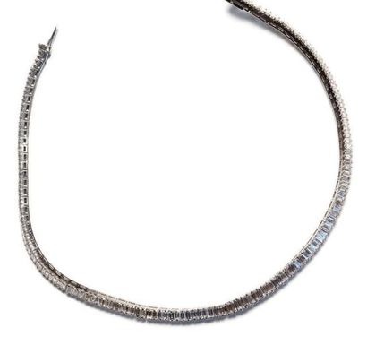 Collier rivière en or blanc 18K et platine...