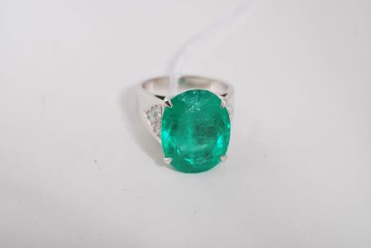 Bague en or blanc 18K sertie quatre griffes...