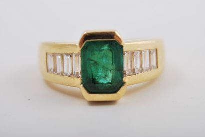 Bague en or jaune 18K, ornée d'une émeraude...