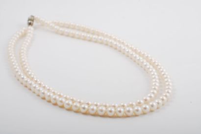 Collier de deux rangs de perles d'eau douce,...