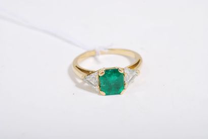 Bague en or jaune 18K ornée d'une émeraude...