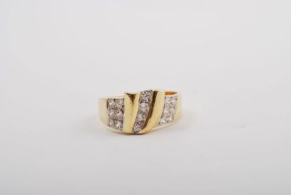 Bague en or jaune 18K centrée d'un motif...