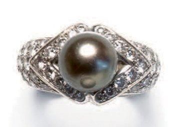 Bague bandeau en or gris 18K surmontée d'une...