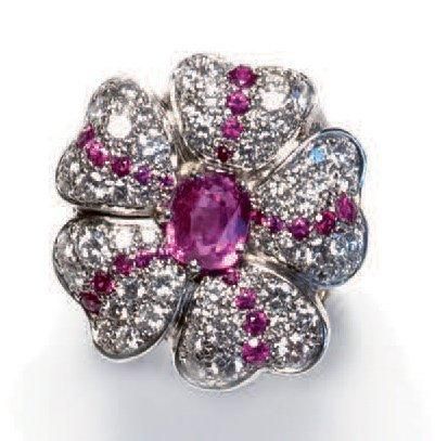 Bague fleur «Margot» en or gris 18K le coeur...