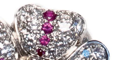 Bague fleur «Margot» en or gris 18K le coeur...