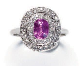 Bague en platine sertie d'un saphir rose...
