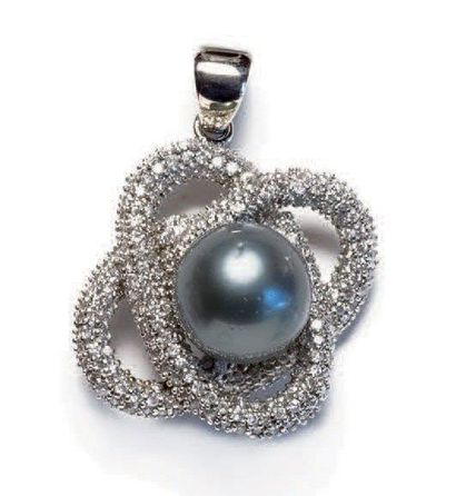 Pendentif en or blanc 14K pavé de diamants...