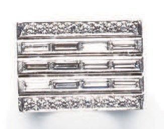 PIAGET
Bague chevalière en or blanc 18K pavée...