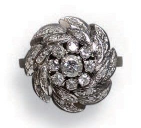 Bague boule en or blanc 18K à motif de feuillages...