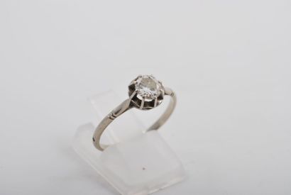 Bague solitaire en platine ornée d'un diamant...