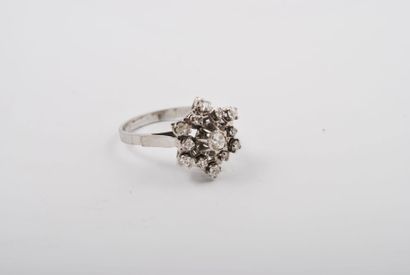 Bague étoile en or gris 18K, ornée de diamants...