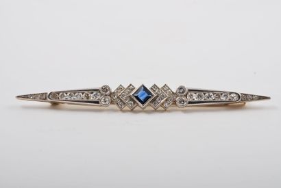 Broche barrette en or deux tons sertie clos,...