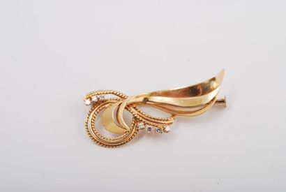 Broche en or jaune 18K formant un enroulement...