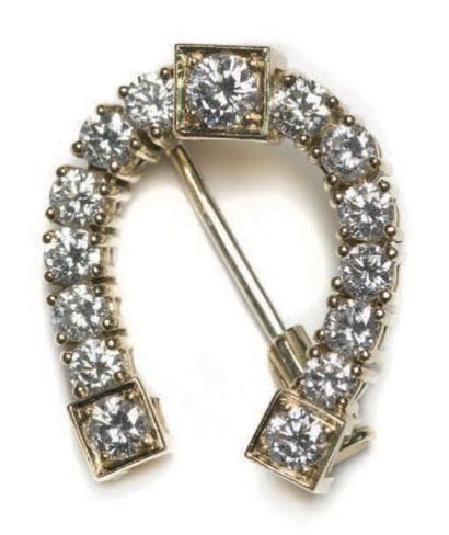 Broche «étrier» en or jaune 18k, sertie de...