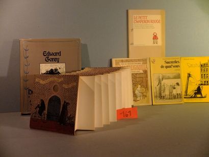 Lot de 5 albums brochés The listing attic...
