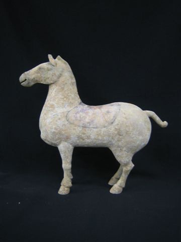 Cheval debout. En terre cuite à engobe et...