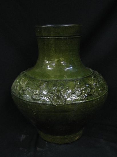 Vase « Hu » à décor en léger relief de deux...