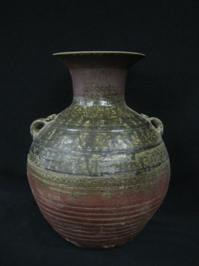 Vase « Hu » à deux anses. En terre cuite...