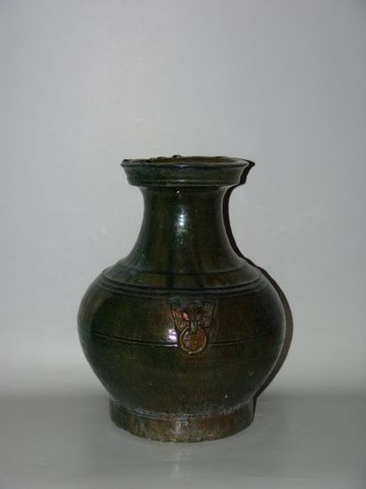 Vase « Hu » à décor en léger relief de deux...