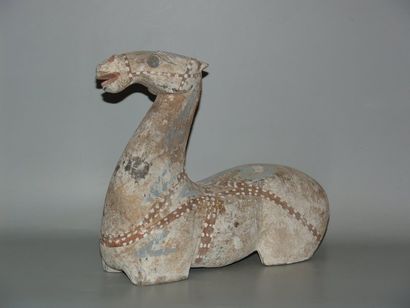 Cheval sans jambe très stylisé, la tête tournée...