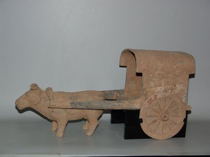 Chariot tiré par un buffle. En terre cuite...