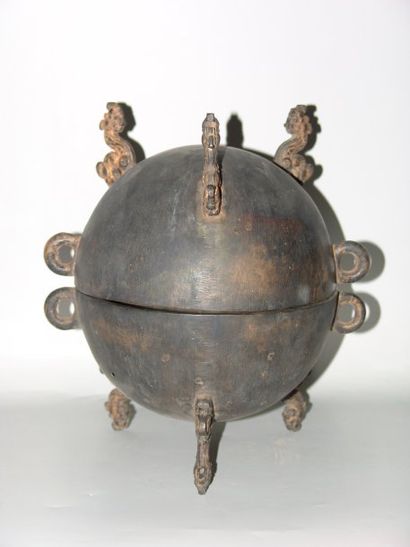 Vase « Dui » de forme hémisphérique. Le couvercle...