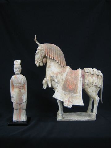 Cheval et un guerrier. Le cheval est représenté...