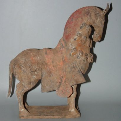 Cheval représenté à l'arrêt sur terrasse....