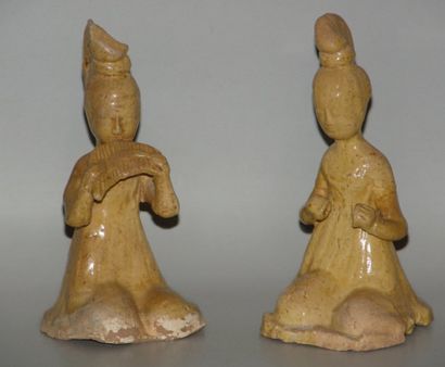 SUI (589 - 618)
Deux musiciennes assises,...