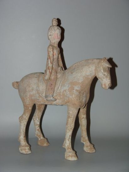 Cavalière à la coiffure en chignon sur sa...