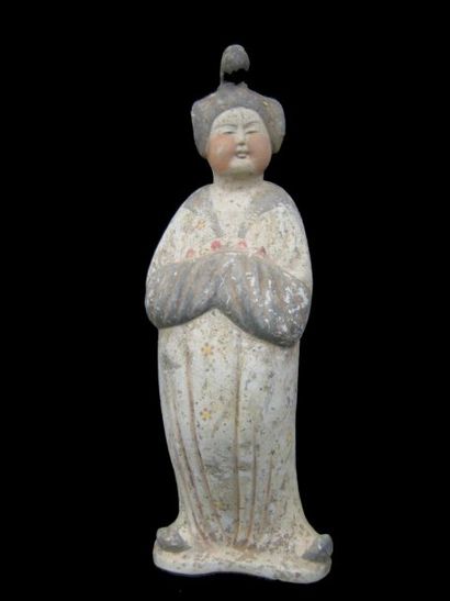 Fat Lady debout, aux mains jointes et à la...