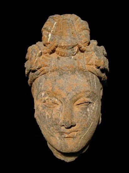 Tête de Bodhisattva. En schiste. H : 18 ...