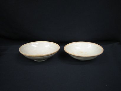 Deux coupes. En terre cuite à glaçure de...