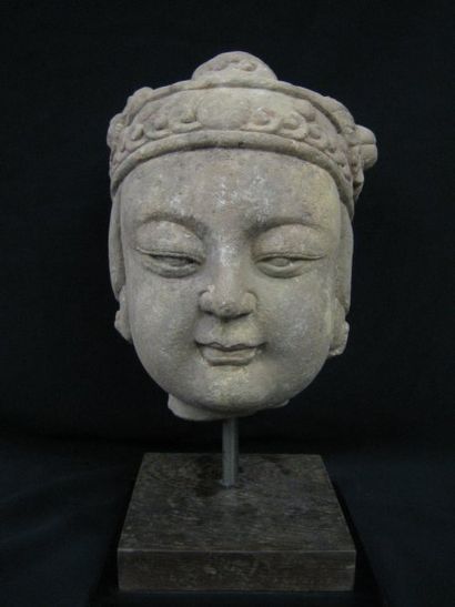Tête de matriarche, à la coiffure stylisée....