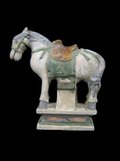 Cheval debout sur une base. En terre cuite...