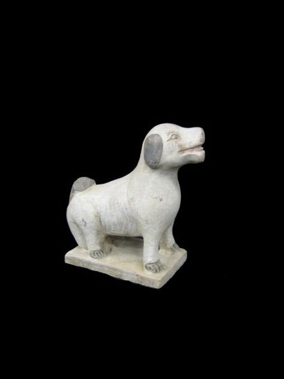 Chien debout sur une base. En terre cuite...