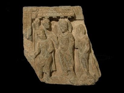 Bas-relief représentant Bouddha entouré de...