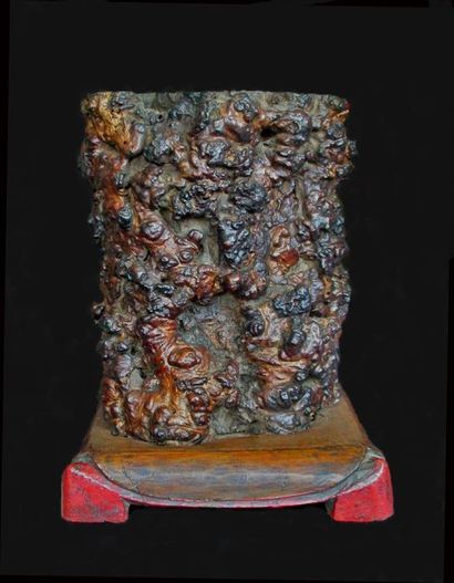 Pot à pinceaux de calligraphe. En bois sculpté...