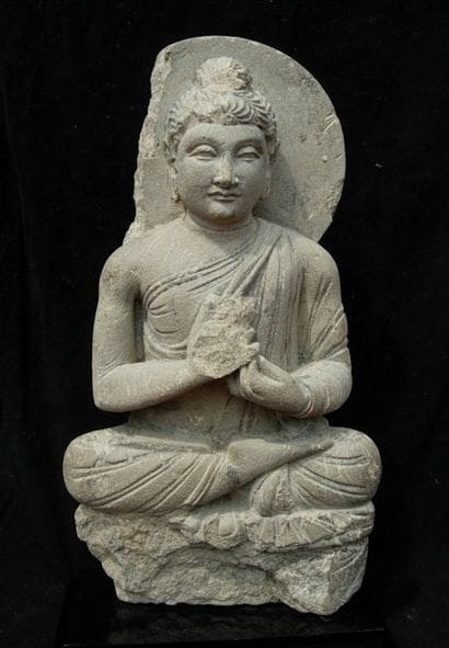 Bouddha en position de prêche. En schiste....