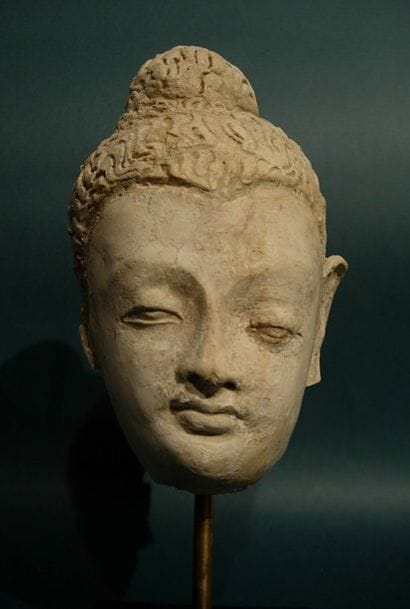 Tête de Bouddha. En stuc. Hadda. H : 15.5...