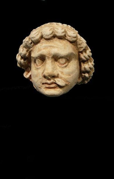 Tête d'atlante. En stuc. Kotela. H : 6.5...