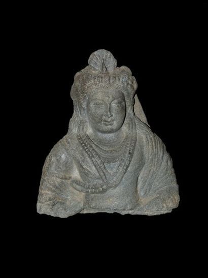 Buste de Bodhisattva. Il est vêtu de l'uttarîya...