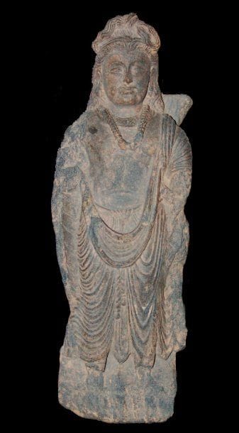 Bodhisattva debout. Il est vêtu du paridhâna,...