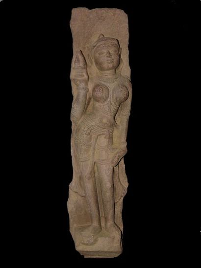 INDE
Apsara debout en tribhanga. Les seins...