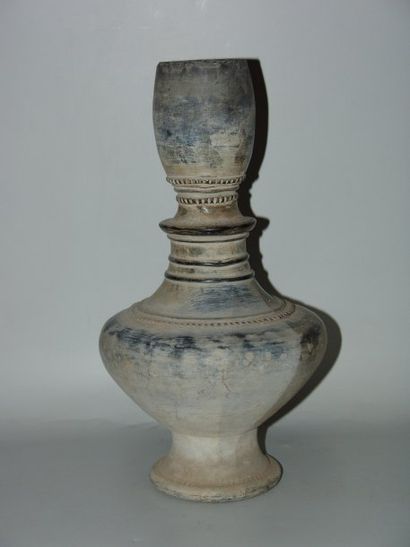 Vase. En terre cuite grise. Khmer, XIIe -...